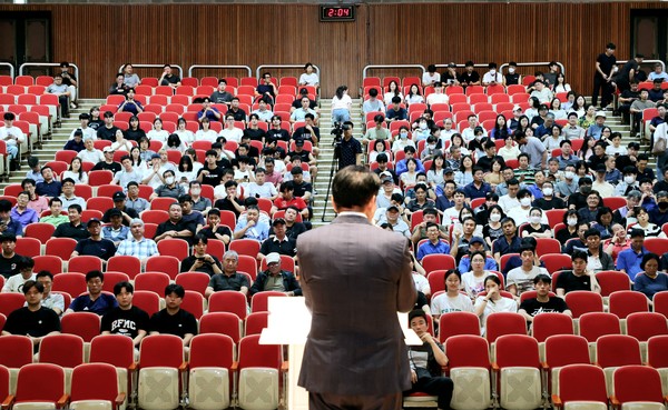 ▲ 최대호 안양시장이 전 직원 대상 4대 폭력 예방 교육에서 인사말을 하고 있다.