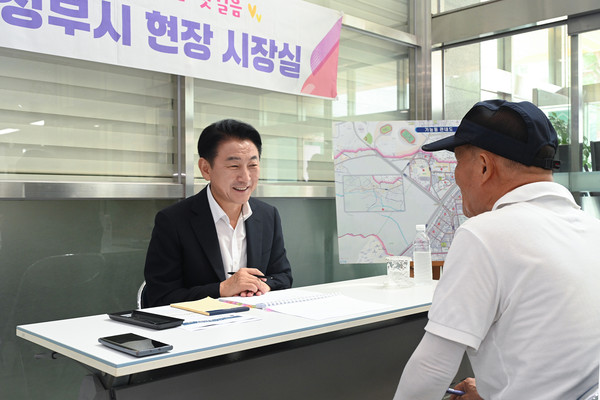 ▲ 김동근 의정부시장이 현장시장실을 열고 시민들의 이야기를 경청하고 있다.