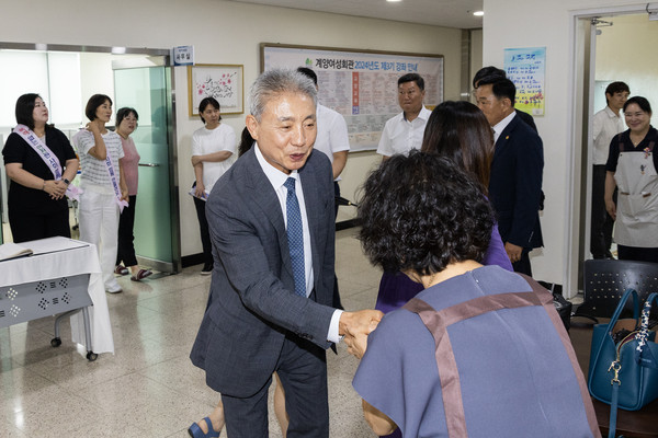 ▲ 윤환 계양구청장이 계양구여성단체협의회 ‘일일찻집’에 방문해 격려하고 있다.