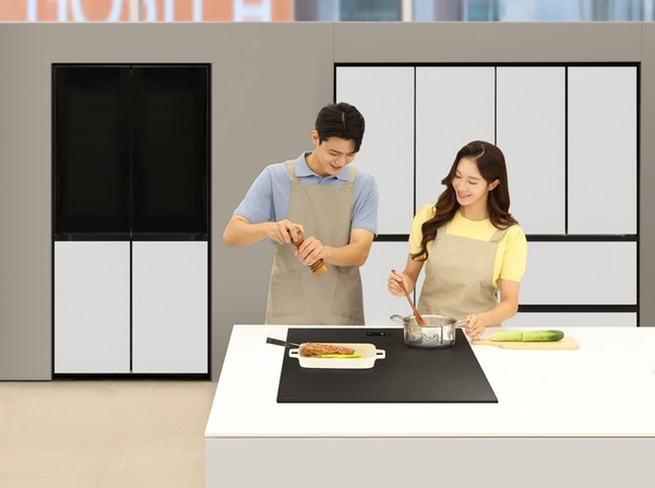 ▲ 삼성전자 모델이 삼성스토어에서 '비스포크 AI 하이브리드'와 '비스포크 AI 인덕션 인피니트 라인'을 체험하고 있다. /뉴시스