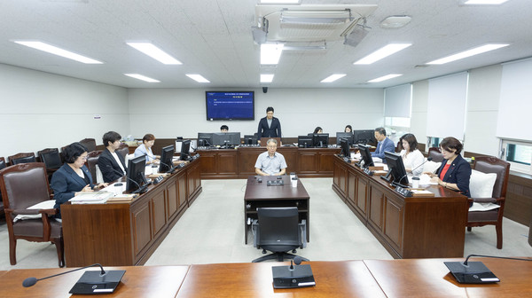 ▲ 안산시의회 의회운영위원회가 지난 22일 의회 제2상임위원실에서 열린 제291회 임시회 폐회 중 제3차 회의에서 홍희관 안산환경재단 대표이사 임명후보자에 관한 인사청문 경과보고서를 채택했다. 사진은 이날 회의 중 한 장면.