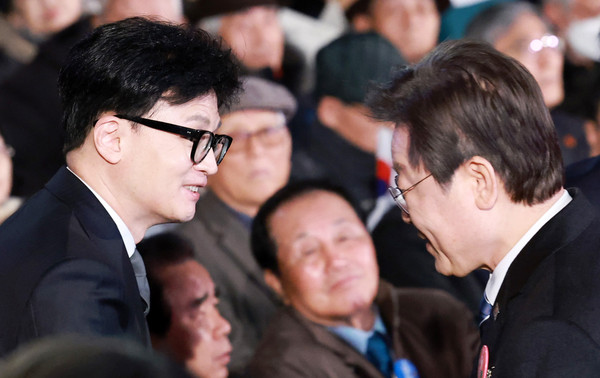 ▲ 인사하는 한동훈 비대위원장과 이재명 대표. /뉴시스