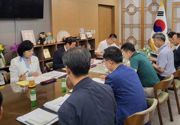 ▲ 정윤경 의원, 제11대 후반기 출범 이후, 의회 사무처 운영 현황 및 현안 업무보고.