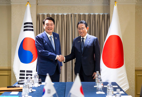 ▲ 북대서양조약기구(NATO·나토) 75주년 정상회의에 참석한 윤석열 대통령이 10일(현지시각) 미국 워싱턴DC 윌러드 인터콘티넨탈 호텔에서 열린 한일 정상회담에서 기시다 후미오 일본 총리와 악수하고 있다. /뉴시스