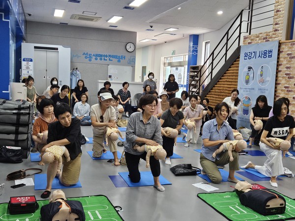 ▲ 성동생명안전배움터 심폐소생술 등 안전 체험교육 모습.