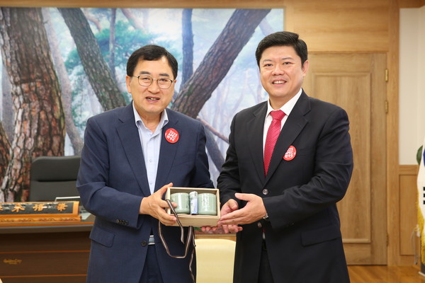 ▲ 주낙영 경주시장은 26일 오전 시장실에서 우역비 주부산 중국총영사관 총영사 권한대행을 만나 교류방안에 대해 의견을 나눈 후 기념촬영을 하고 있다.
