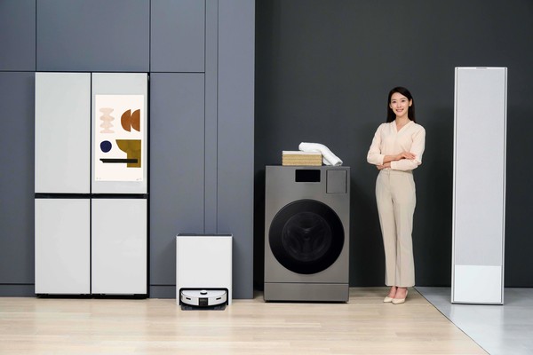 ▲ 삼성전자 모델이 인공지능(AI) 음성비서 '빅스비(Bixby)'가 적용돼 음성 명령으로 더욱 손쉽게 제어할 수 있는 '비스포크 AI 가전'을 소개하고 있다. (사진 = 삼성전자)