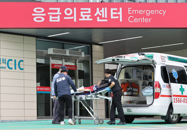▲ 코로나19 확진자의 증가세와 의정갈등 장기화로 인한 응급실 과부하가 우려되고 있는 지난 21일 서울 시내 한 대학병원 응급실에 환자들이 호송되고 있다. /뉴시스