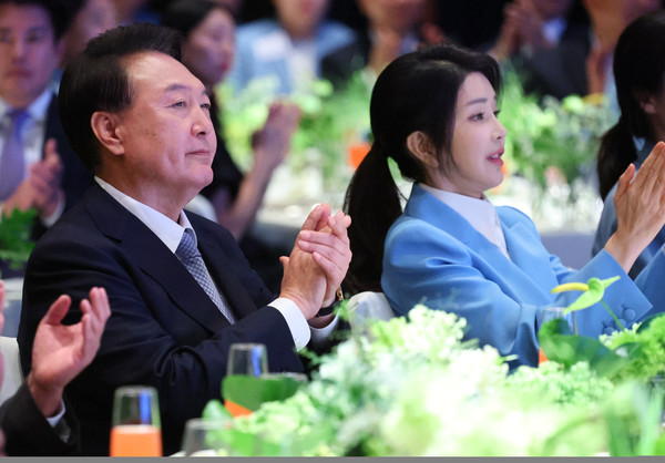 ▲ 윤석열 대통령과 김 여사가 지난 22일 서울 한 호텔에서 열린 2024 파리올림픽 선수단 격려 행사에서 영상 시청 후 박수치는 모습. /뉴시스