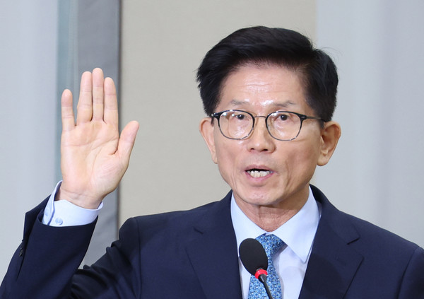 ▲ 후보자 선서하는 김문수 고용노동부 장관 후보자. /뉴시스