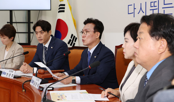 ▲ 김민석(가운데) 더불어민주당 수석 최고위원이 발언하고 있다. /뉴시스