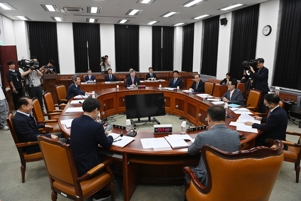 ▲ 26일 오전 국회에서 국가정보원에 대한 결산심사를 위한 정보위원회 전체회의가 열리고 있다. /뉴시스