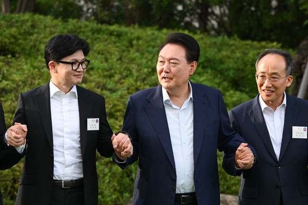 ▲ 국민의힘 신임 당 지도부와 함께하는 윤 대통령. /뉴시스