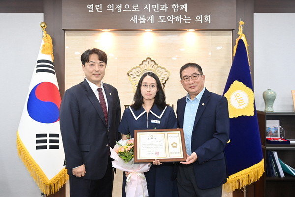 ▲ (왼쪽부터) 박신성의원, 양지은주무관, 박대성의장.