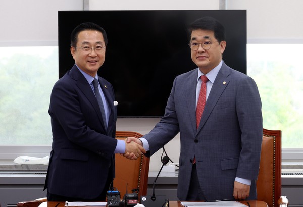 ▲ 배준영 국민의힘 원내수석부대표와 박성준 더불어민주당 원내수석부대표가 26일 오후 서울 여의도 국회에서 정기국회 일정 합의 관련 브리핑에 앞서 악수를 하고 있다. /뉴시스