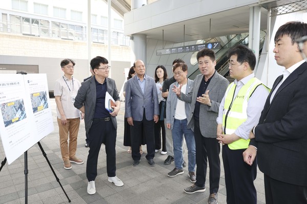 ▲ 김정헌 인천중구청장 영종역 버스정류소 이용 체계 개선 현장점검 실시 모습.