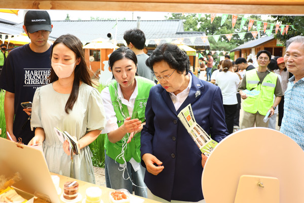 ▲ 이천쌀 디저트 페스티벌에 방문한 김경희 이천시장.