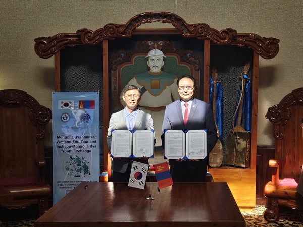 ▲ 이상돈 인천시부교육감이 23일 몽골 옵스 의회에서 Chnluun Chimed 옵스도지사(Governor Uvs Province Mongolia)와 습지 및 생물다양성 교육을 위한 업무협약을 맺고 기념사진을 촬영하고 있다.