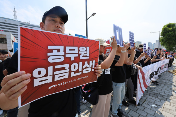 ▲ 전국공무원노동조합 2030청년위원회 조합원들이 지난 6일 오후 서울 용산구 대통령실 앞에서 열린 '2024 청년 공무원 100인 기자회견'에서 구호를 외치고 있다. /뉴시스