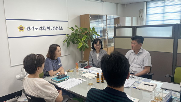 ▲ 사회복지종사자 처우개선 종합계획 보고받는 윤태길 의원.