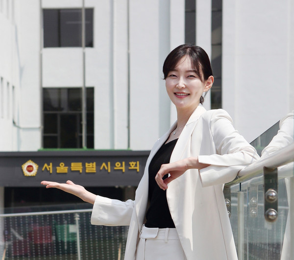 ▲ 서울시의회 홍보물 편집위원으로 활동 중인 김혜지 의원.