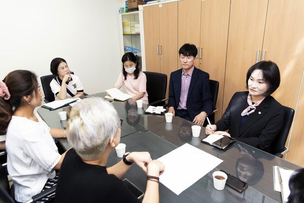 ▲ 입주민들과 논의 중인 연구회.