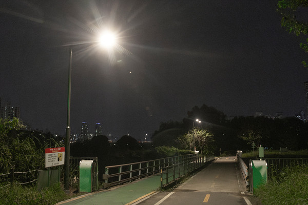▲ 안양천 산책로 조도개선 후 모습.
