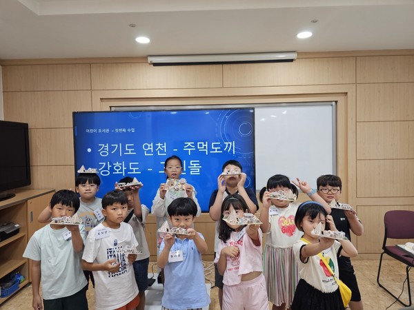 ▲ 이천시 어린이도서관 '행복한 여름이야기' 프로그램 참여자들이 기념촬영을 하고 있다.