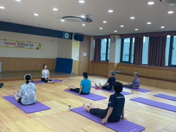▲ 강화군 치매환자 힐링 프로그램 운영 모습.