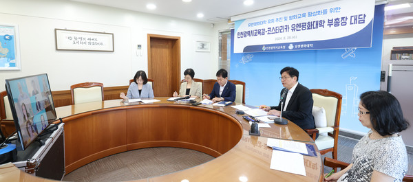 ▲ 도성훈 인천광역시교육감, 코스타리카 유엔평화대학 부총장과 평화교육 활성화를 위한 협력 방안 논의 하는 모습.