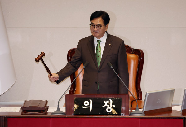 ▲ 우원식 국회 의장이 28일 서울 여의도 국회에서 제417회 국회(임시회) 제2차 본회의를 개의하고 있다. /뉴시스