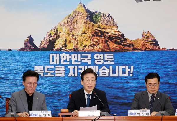 ▲  이재명(가운데) 더불어민주당 대표가 28일 오전 서울 여의도 국회에서 열린 최고위원회의에서 발언하고 있다. /뉴시스