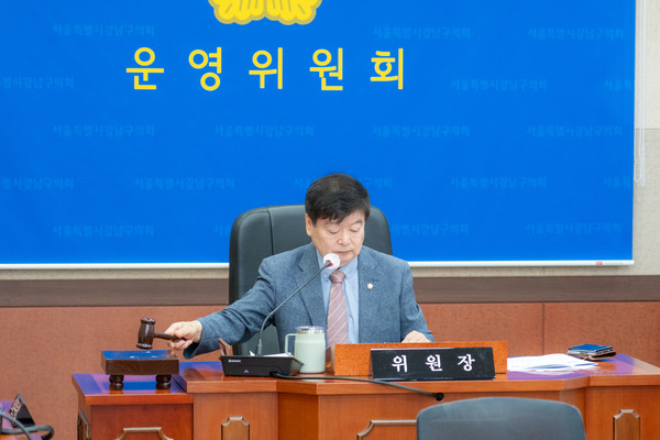 ▲ 회의를 진행 중인 이동호 운영위원장.