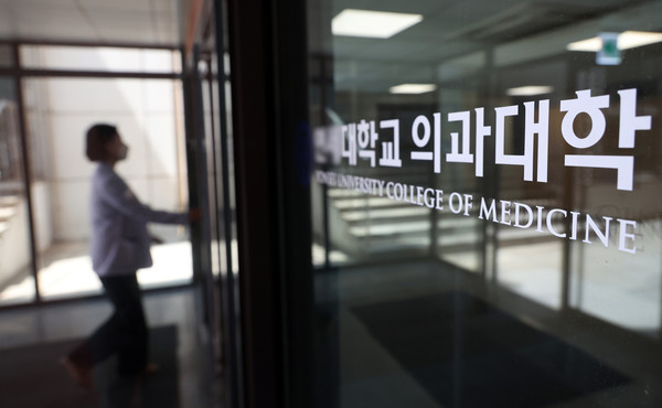 ▲ 지난 5월 23일 서울 시내 한 의과학에서 관계자가 이동하고 있다. /뉴시스
