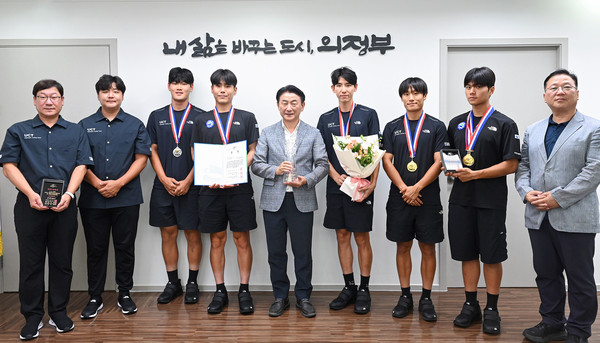 ▲ 김동근 시장이 ‘8‧15 경축 양양 국제 및 전국사이클대회’에서 종합우승 2연패를 달성한 시청 사이클팀을 격려한 뒤 함께 기념사진을 찍고 있다.