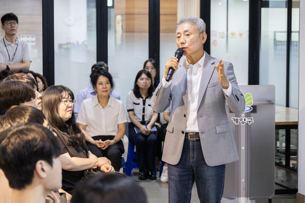 ▲ 윤환 계양구청장이 ‘청년과 함께하는 계양의 미래 이야기’ 행사에서 강연을 하고 있다.
