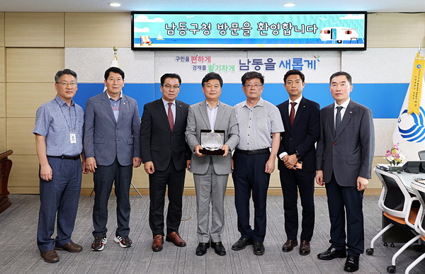 ▲ 박종효 인천남동구청장 '지역사회 발전 공로' 감사패 수상 모습.