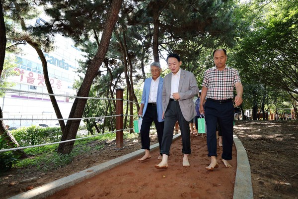 ▲ 김찬진 인천동구청장이 맨발걷기 황톳길을 걷고 있다.