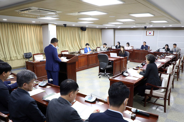 ▲ 수원특례시의회 도시환경위원회, 주요업무 추진실적 보고 청취 모습.