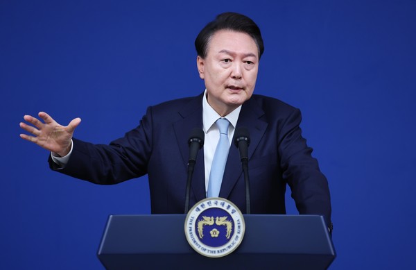 ▲ 윤석열 대통령이 29일 서울 용산 대통령실 청사 브리핑룸에서 열린 국정브리핑 및 기자회견에서 기자의 질문에 답하고 있다. /뉴시스