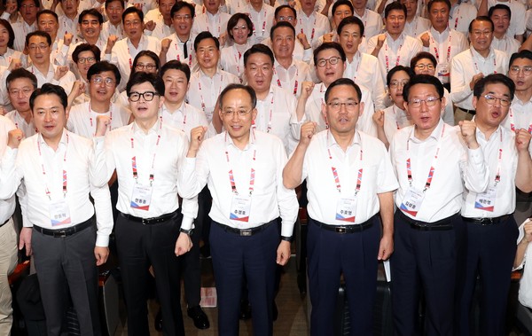▲ 한동훈 국민의힘 대표, 추경호 원내대표를 비롯한 의원들이 29일 오후 인천 중구 용유로 인천국제공항공사 인재개발원에서 열린 2024 국민의힘 국회의원 연찬회에서 기념촬영을 하고 있다. /뉴시스