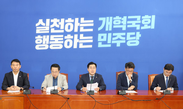 ▲ 박찬대 더불어민주당 원내대표가 29일 서울 여의도 국회에서 열린 당 원내대책회의에서 발언하고 있다. /뉴시스