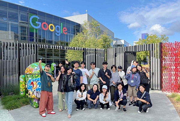 ▲ 성남시청소년재단 미서부 XR 아이디에이션 투어 참가자들이 기념촬영을 하고 있다.