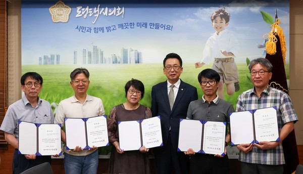 ▲ 평택시의회는 송탄출장소 대회의실에서 초등학생들의 눈으로 바라본 미래환경도시 평택을 그려보는 “평택시 초등학생 공모전”심사를 개최해 총 20점의 작품을 수상작으로 선정했다.