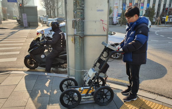 ▲ 핸드형 단채널 GPR 사용 모습.