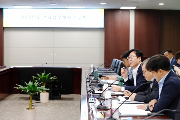 ▲ 정명근 화성시장이 2025년도 주요업무계획 보고회를 주재하고 있다.