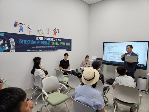 ▲ 경기도전세피해지원센터 외국인을 위한 찾아가는 전세피해지원 모습.
