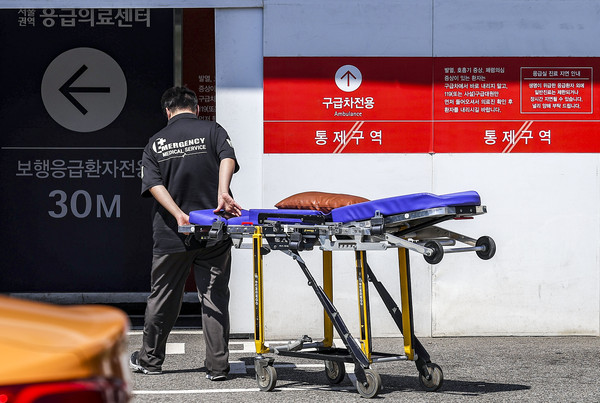 ▲ 응급실 앞에 진료 지연 안내문이 붙어 있다. /뉴시스
