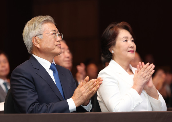 ▲ 지난해 문재인 전 대통령 내외가 서울 영등포구 63빌딩에서 열린 9·19 평양공동선언 5주년 기념식에서 박수를 치고 있다. /뉴시스