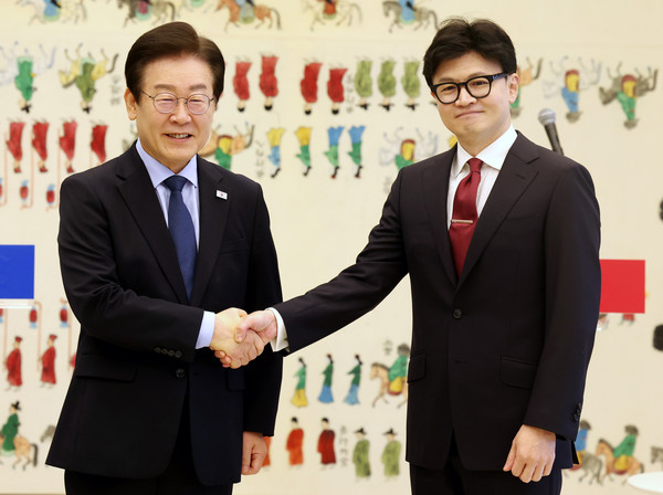 ▲ 손 맞잡은 한동훈 국민의힘 대표와 이재명 더불어민주당 대표. /뉴시스
